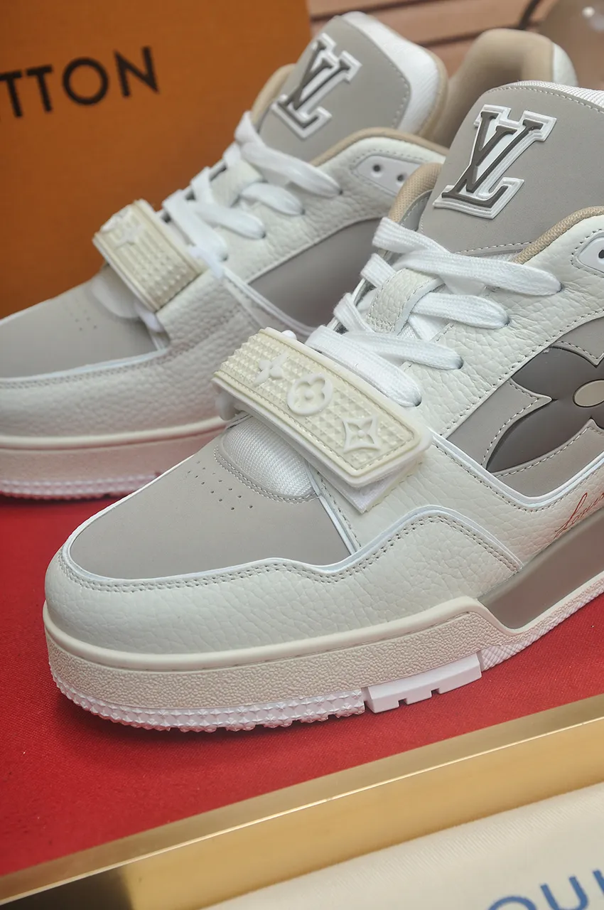 Men's men's shoes 💰640💶Original development, quality shipping, welcome to compare - LV sneaker series LV Trainer Maxi sneakers introduce the loose silhouette of the ready-to-wear series into the LV Trainer sneaker design written by Virgil Abloh, making an eye-catching appearance in the spring and summer men's wear shows. The cow leather upper is combined with rough fabric laces, and colorful beading highlights the brand's classic elements. LV letters mark the tongue and Monogram floral outsole. Mixed materials Made of first-layer cowhide, wrapped in imported custom-printed denim, thick shoelace design, large Monogram print on the side, "lv 54" badges on the tongue and heel, rubber outsole decorated with Monogram flowers, mesh lining and cotton feet, the comfort is as extreme as ever, premium heritage, quality first, worth owning! Size: Women's 35-39 (customized at 40, non-refundable) Men's 39-45 (customized at 38.46, non-refundable) ♡Full set of packaging with original gift box